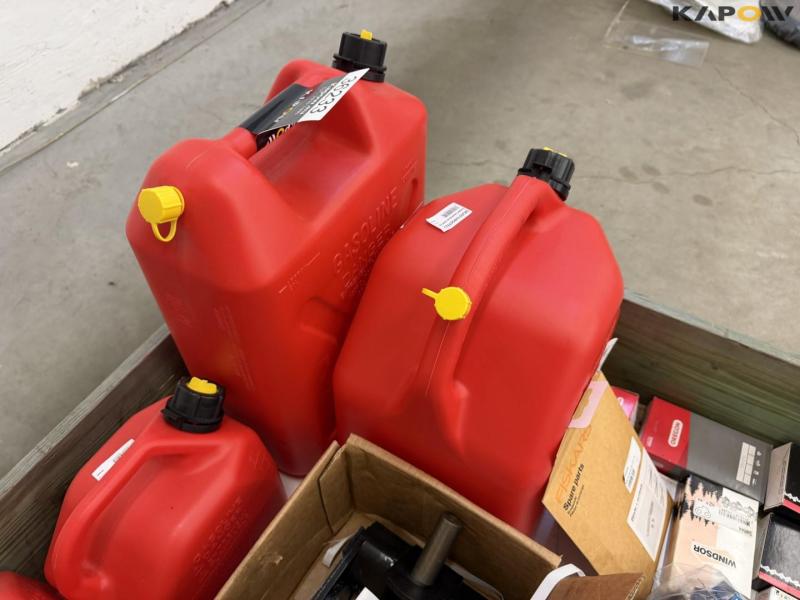 Chainsaw accessories and cans 23