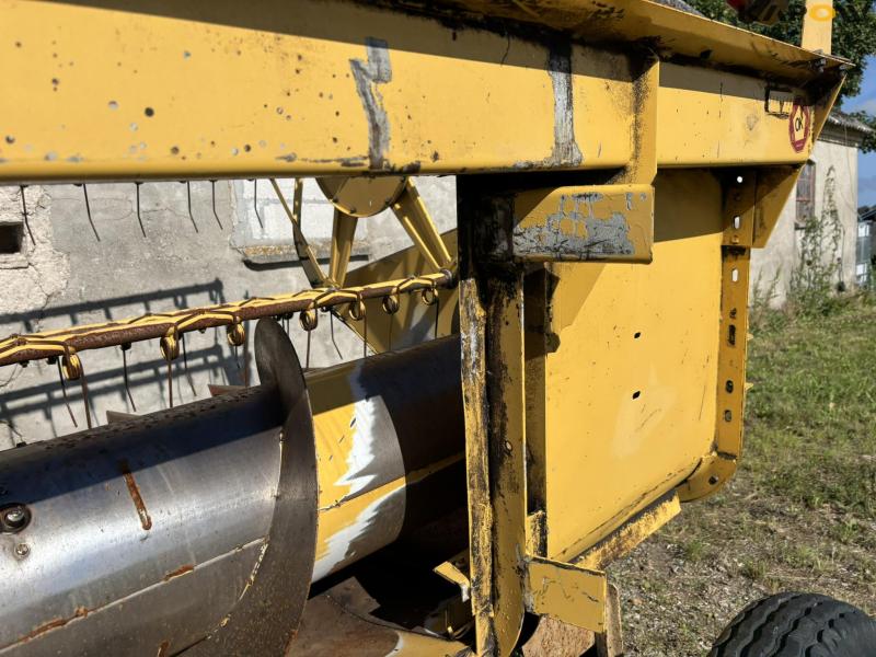 New Holland 8030 combine harvester with chopper 123