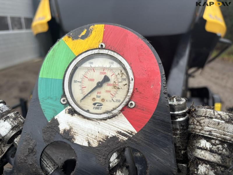 New Holland Bigbaler 890 with bale trailer 15