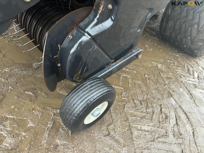 New Holland Bigbaler 890 with bale trailer 25