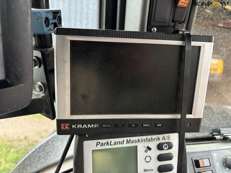 New Holland Bigbaler 890 with bale trailer 72