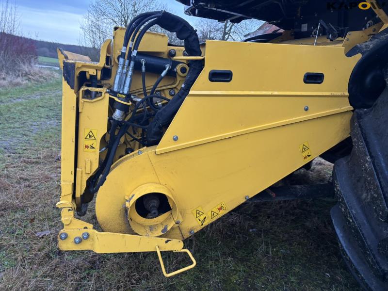 New Holland CR 8.90 Relevation 4 WD 30ft 9