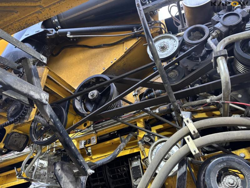 New Holland CR 8.90 Relevation 4 WD 30ft 56