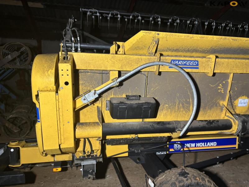 New Holland CR 8.90 Relevation 4 WD 30ft 102