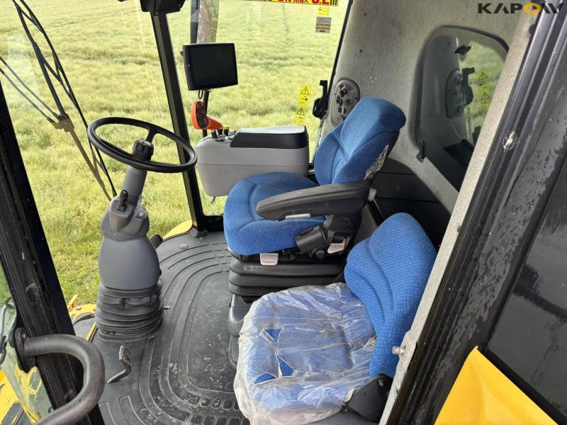 New Holland CR 9080 combine harvester 30 feet 77