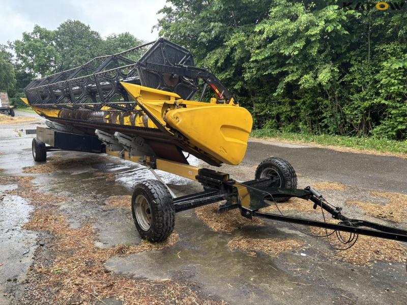 New Holland CR 9080 combine harvester 30 feet 101