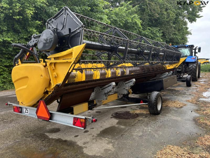 New Holland CR 9080 combine harvester 30 feet 102