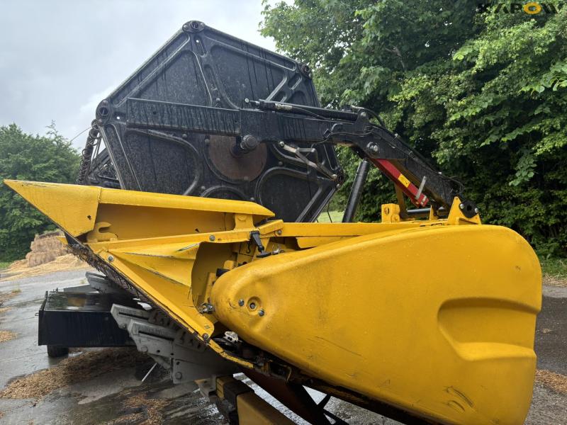 New Holland CR 9080 combine harvester 30 feet 115