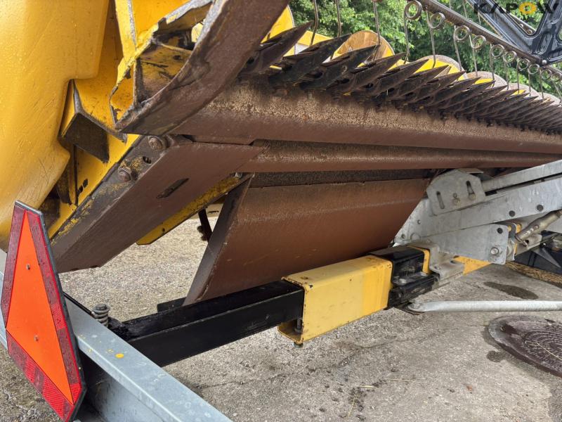 New Holland CR 9080 combine harvester 30 feet 143