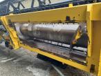New Holland CR 9080 combine harvester 30 feet 156