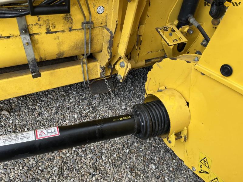 New Holland CR9080 SLH combine harvester with 30 foot header 24