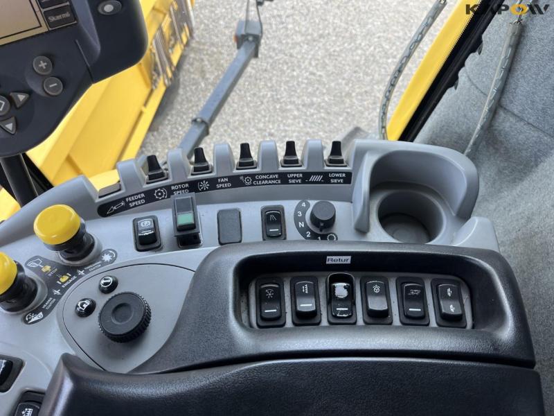 New Holland CR9080 SLH combine harvester with 30 foot header 66