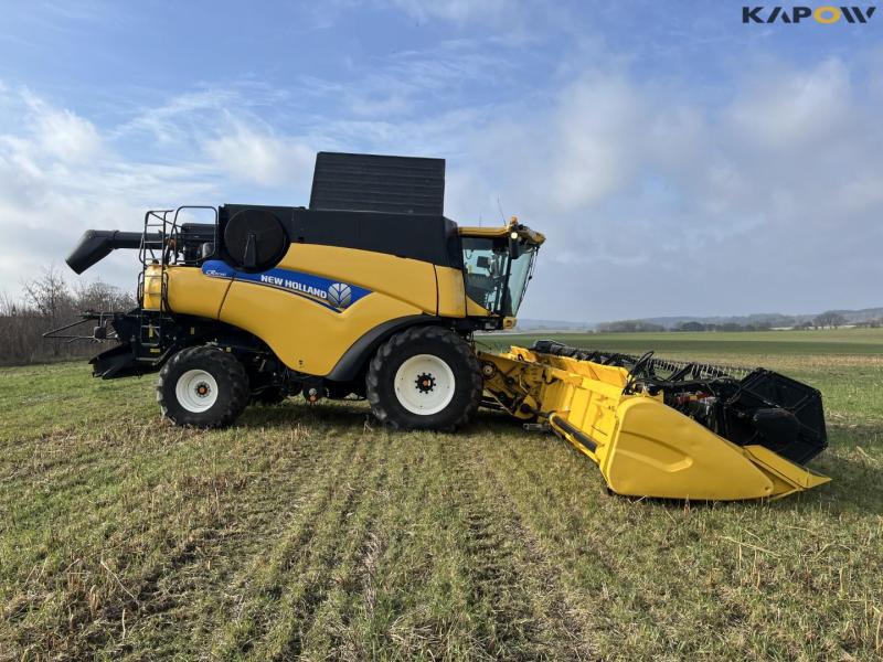 New Holland CR9090 combine with 41-foot varifeed header 4