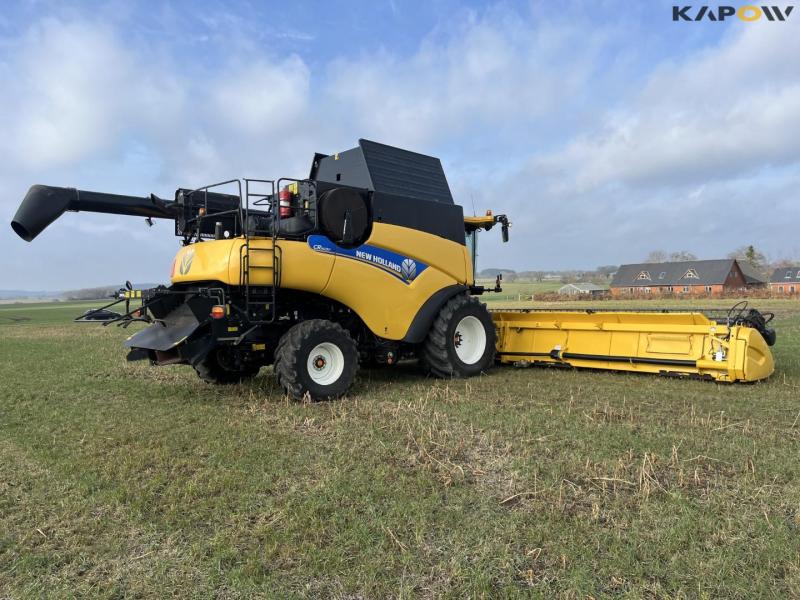 New Holland CR9090 combine with 41-foot varifeed header 5