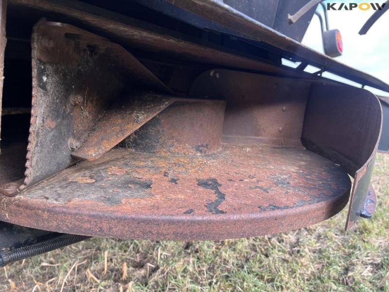 New Holland CR9090 combine with 41-foot varifeed header 17