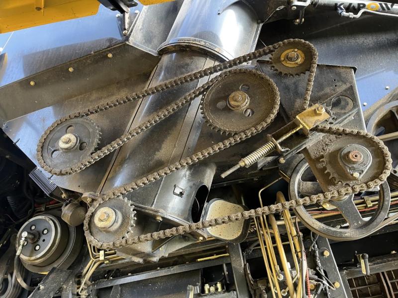 New Holland CR9090 combine with 41-foot varifeed header 24