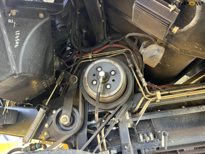 New Holland CR9090 combine with 41-foot varifeed header 25