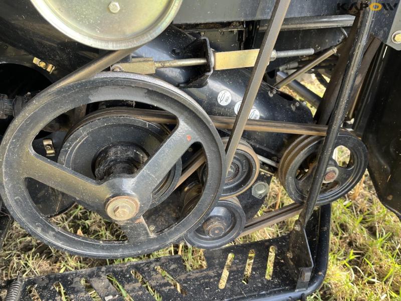 New Holland CR9090 combine with 41-foot varifeed header 29