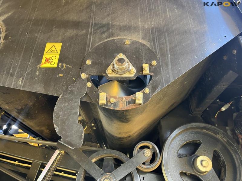 New Holland CR9090 combine with 41-foot varifeed header 53