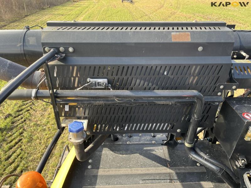 New Holland CR9090 combine with 41-foot varifeed header 64