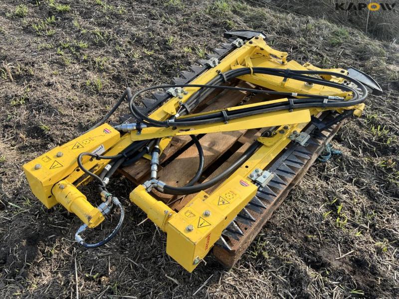 New Holland CR9090 combine with 41-foot varifeed header 85