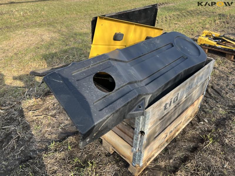 New Holland CR9090 combine with 41-foot varifeed header 90