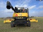 New Holland CR9090 combine with 41-foot varifeed header 6