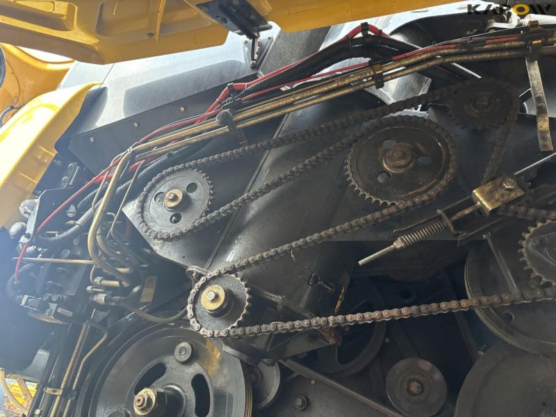 New Holland CX8060 combine harvester 61