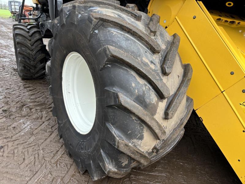 New Holland CX8060 combine harvester 90