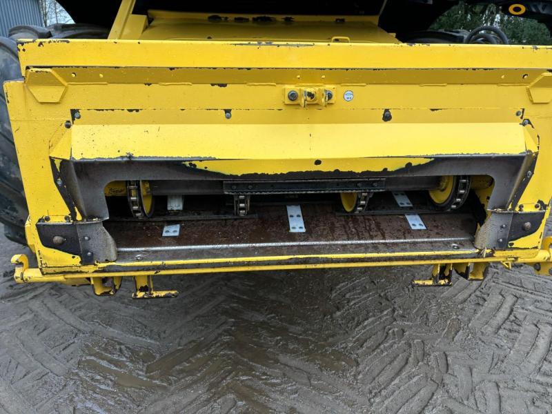 New Holland CX8060 combine harvester 98