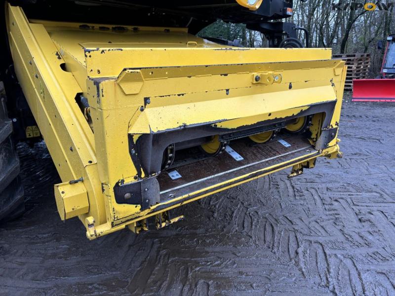 New Holland CX8060 combine harvester 99