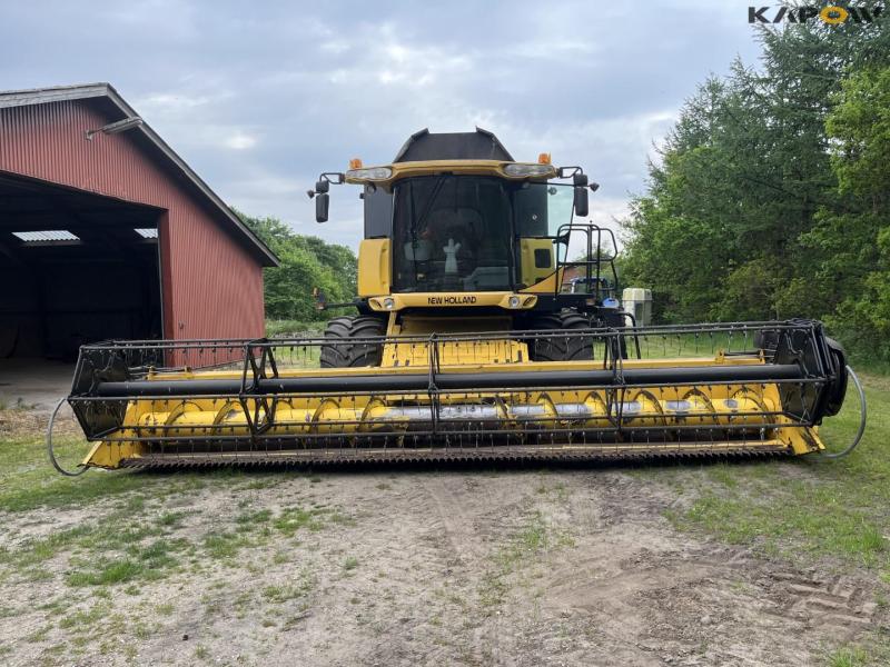 New Holland CX840 combine with 24 foot header 2