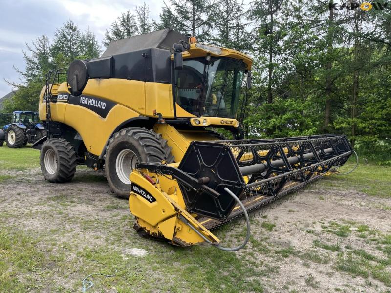 New Holland CX840 combine with 24 foot header 3