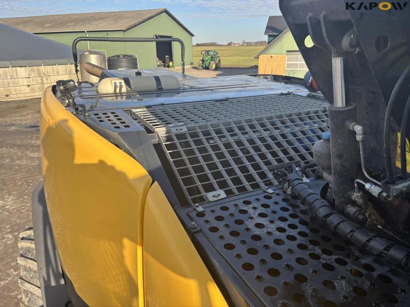 New Holland FR550 with corn header and pickup 35