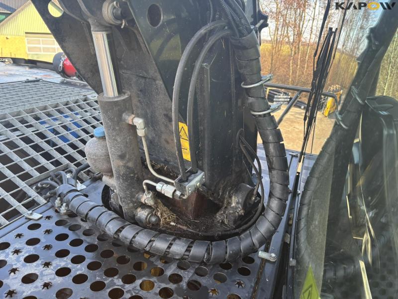 New Holland FR550 with corn header and pickup 36