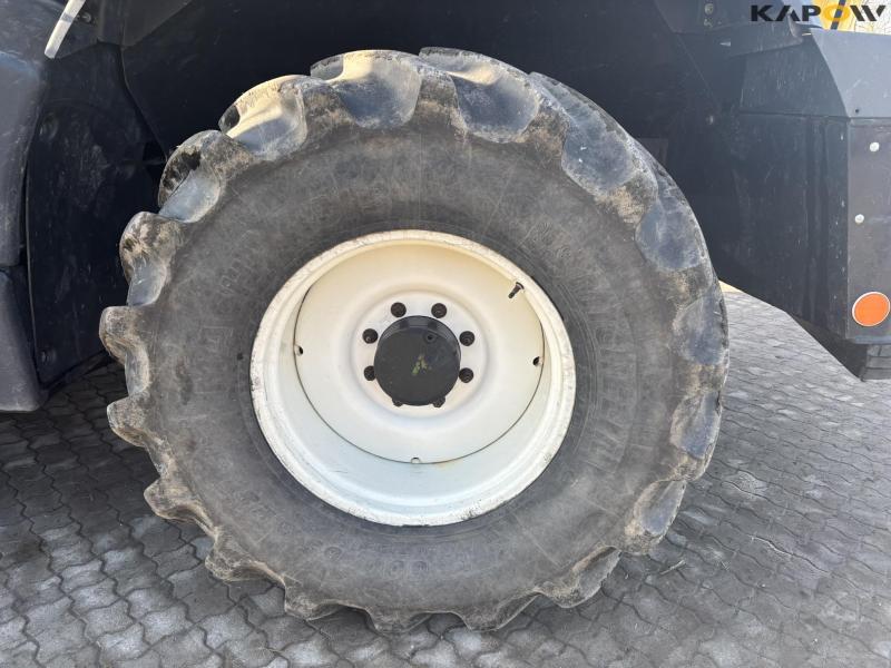 New Holland FR550 with corn header and pickup 45