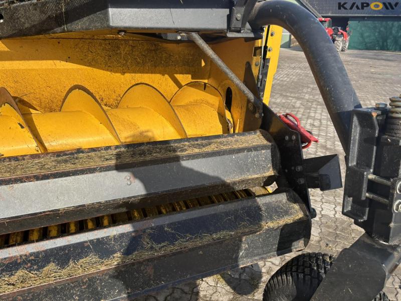 New Holland FR550 with corn header and pickup 87