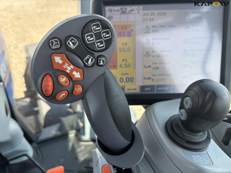 New Holland T7.230 tractor 65