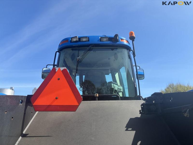 New Holland T9040 tractor with twin wheels 37