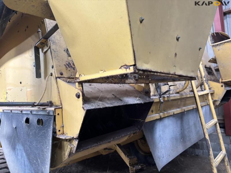 New Holland TF 78 combine harvester 38
