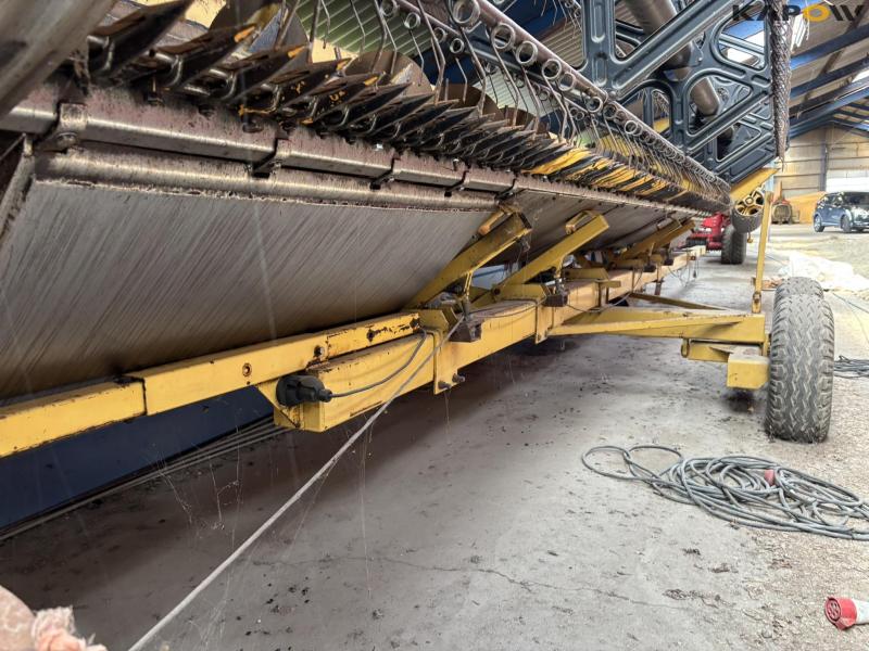 New Holland TF 78 combine harvester 102