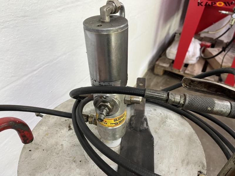 Oil/Grease and coolant 11