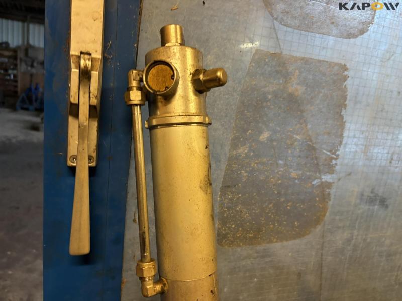 Oil dispensers and pumps 14