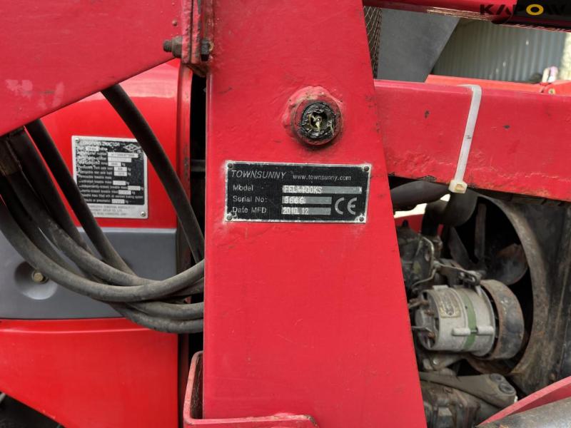 ONJ 440 tractor with front loader 26