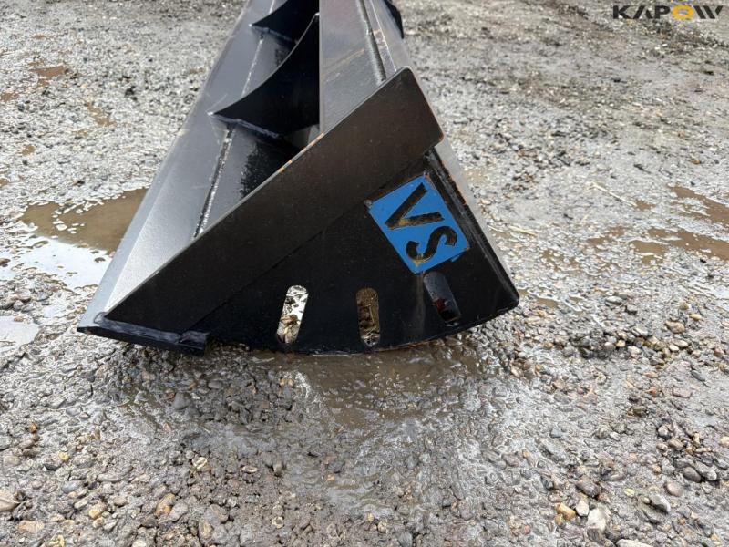 Cleaner bucket with Hydrema hitch 9