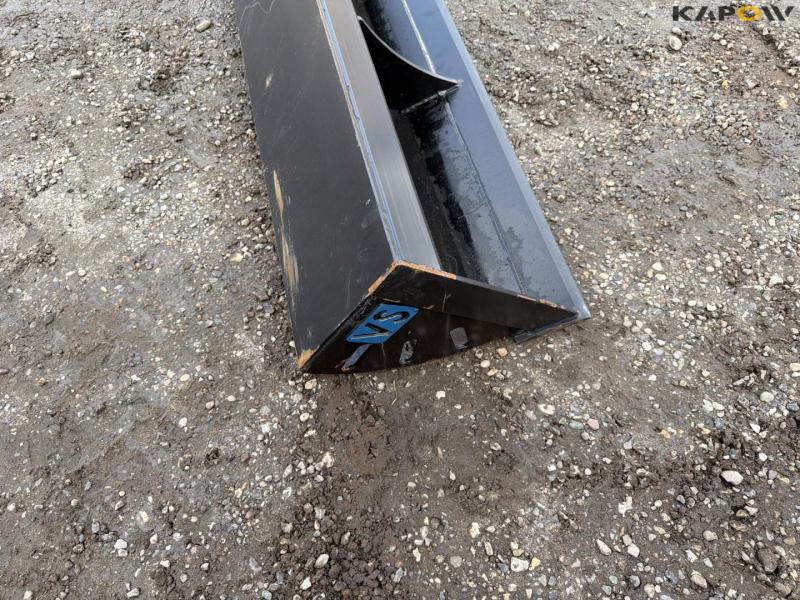 Cleaner bucket with Hydrema hitch 10