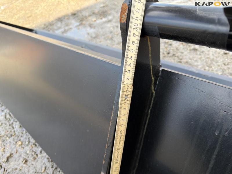 Cleaner bucket with Hydrema hitch 11