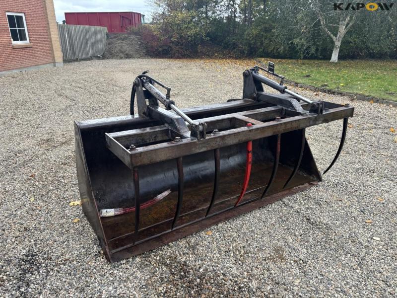 Surface bucket with Volvo hitch 3