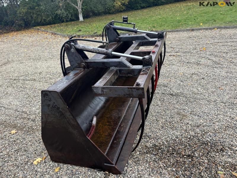 Surface bucket with Volvo hitch 4