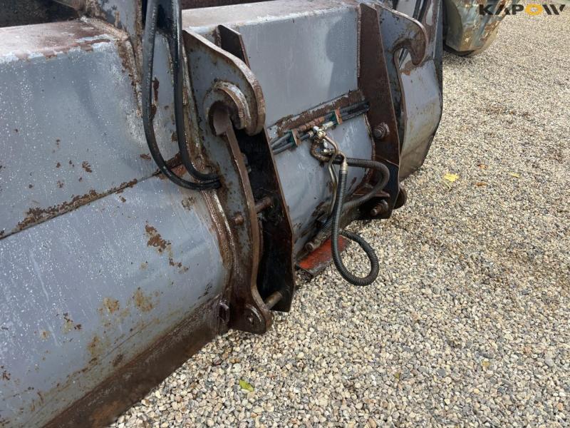 Surface bucket with Volvo hitch 8
